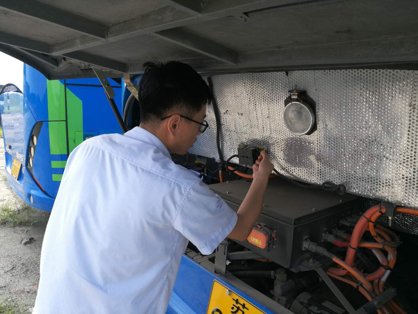 公交集團(tuán)開展機(jī)務(wù)檢查確保開學(xué)季運(yùn)營(yíng)安全