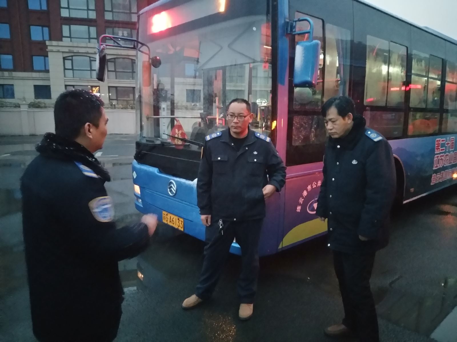 公交集團(tuán)公交事業(yè)二部積極應(yīng)對(duì)低溫雨雪惡劣天氣