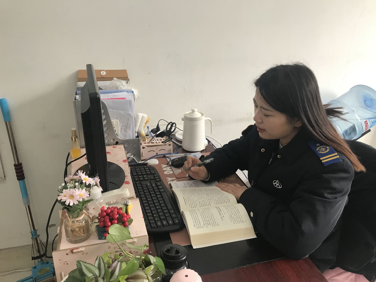 用責(zé)任和擔(dān)當(dāng)樹(shù)立港城公交新形象