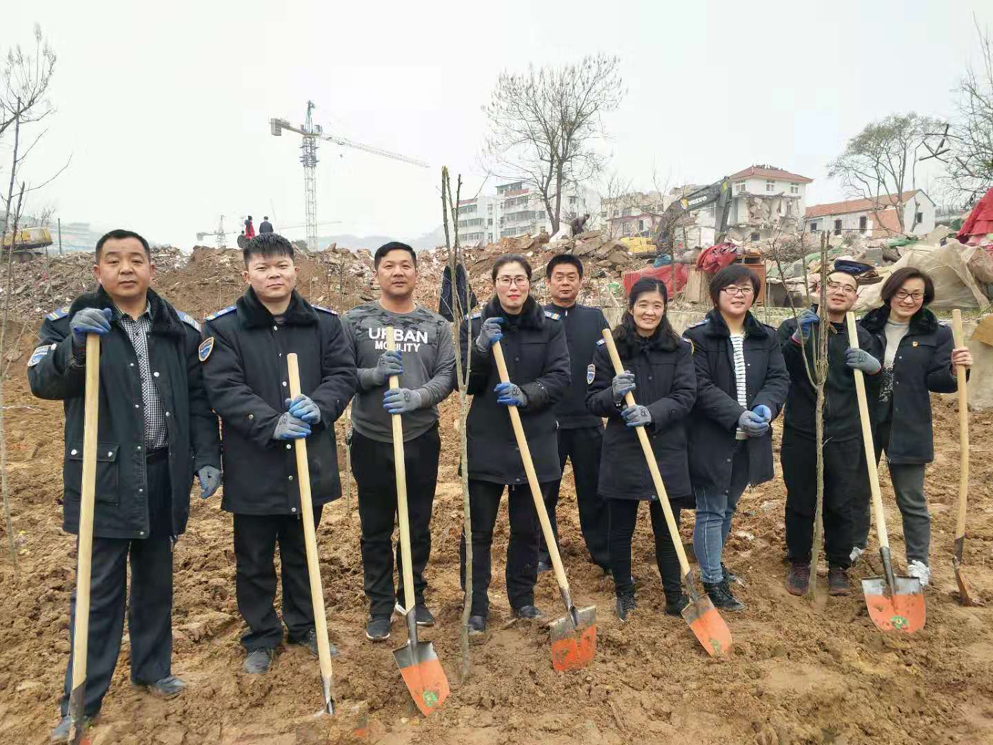 公交集團快速公交事業(yè)部黨員積極參加義務(wù)植樹活動