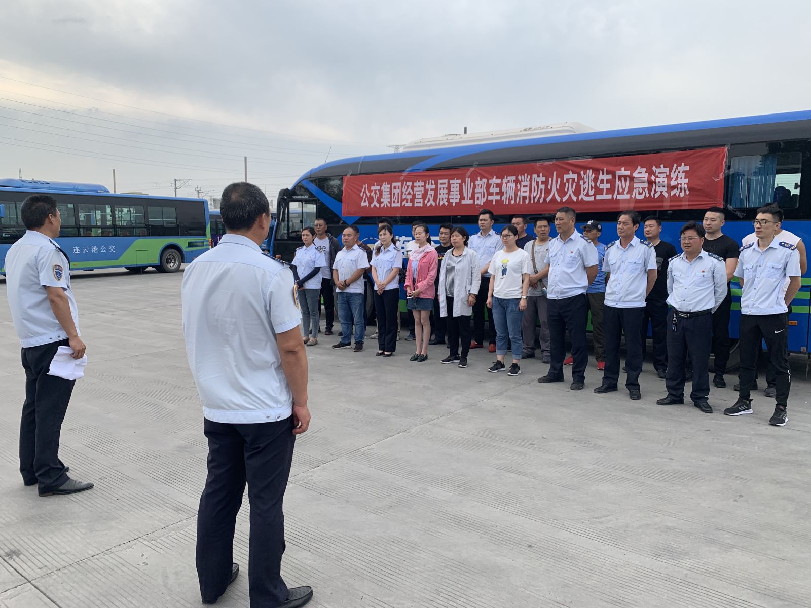公交集團(tuán)經(jīng)營(yíng)發(fā)展事業(yè)部開(kāi)展車(chē)輛消防應(yīng)急逃生演練工作