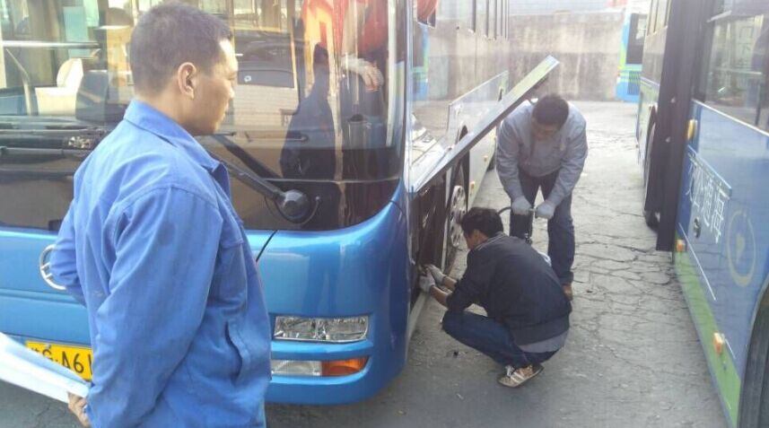 公交維修公司做好新車潤(rùn)滑油加注工作