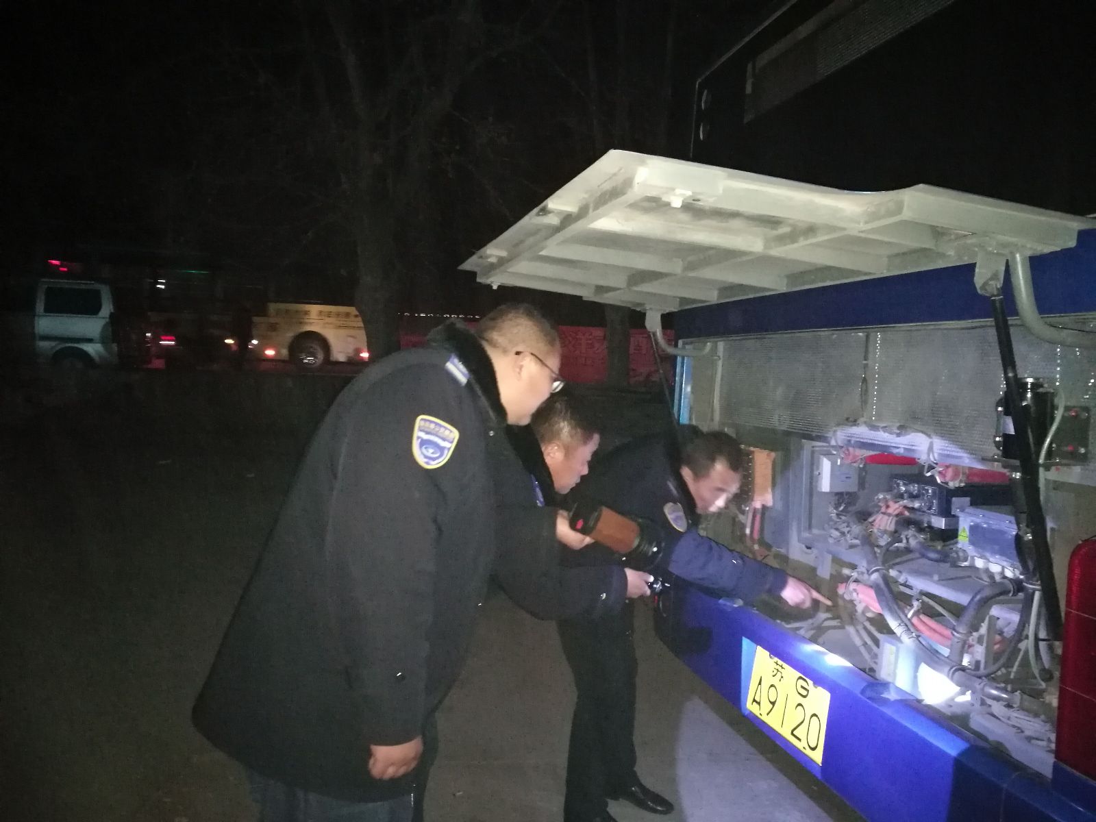 公交海州公司認(rèn)真開展“事故隱患排查月”夜查活動(dòng)