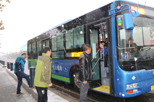 公交海州公司積極應(yīng)對暴雪 保障安全運營