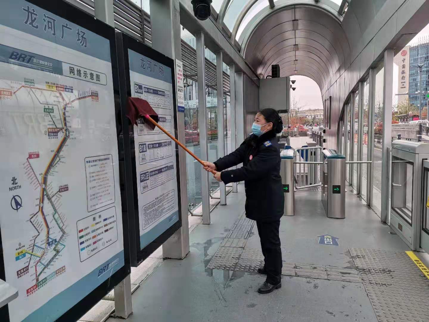 快速公交事業(yè)部站務(wù)員霍娟幫助迷路老人找到家人獲感謝